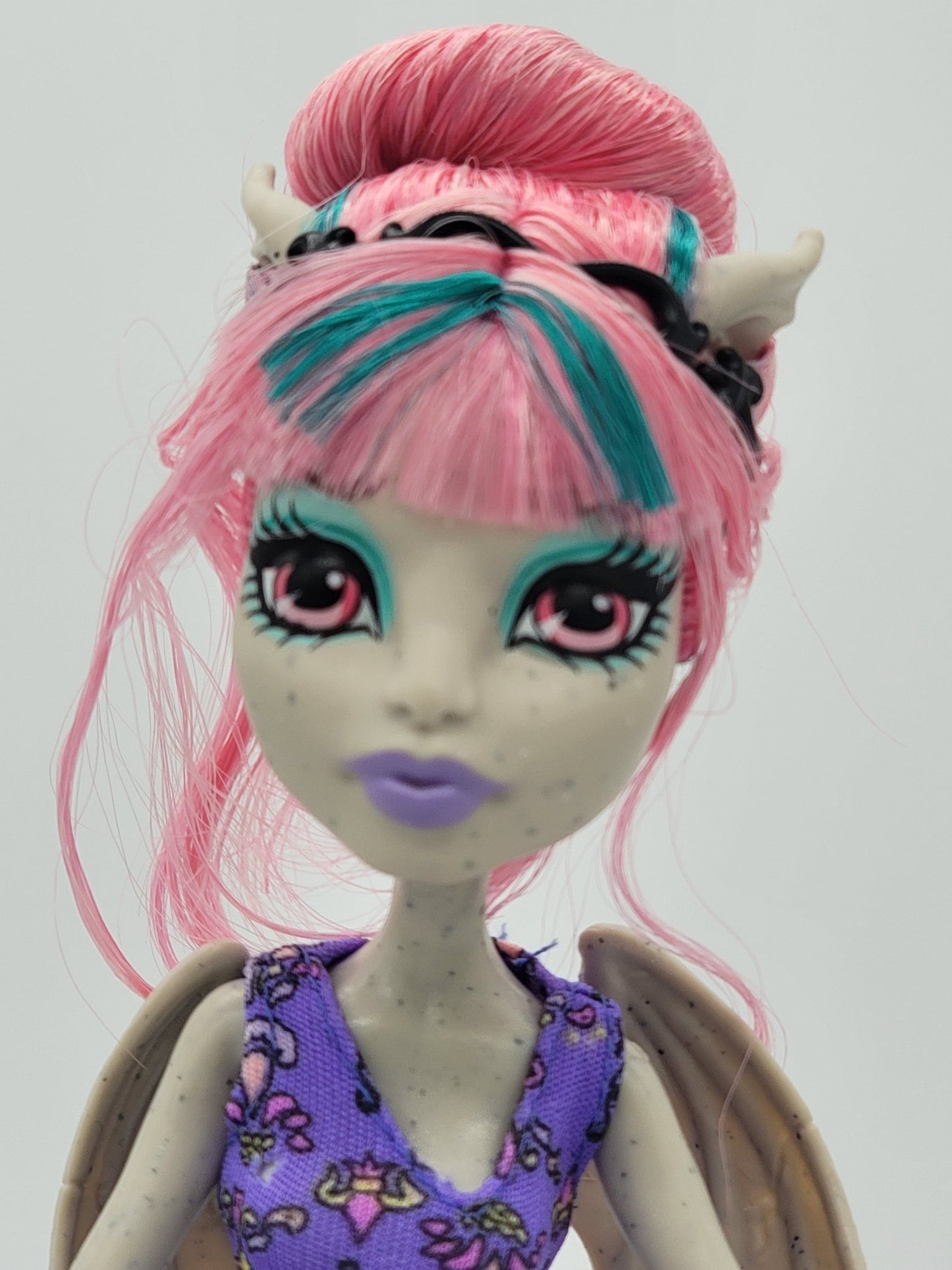 Mattel - Monster High Dance Class Rochelle Goyle 2013 WITH Pet gargoyle griffin named Roux - Action Figures - Steady Bunny Shop