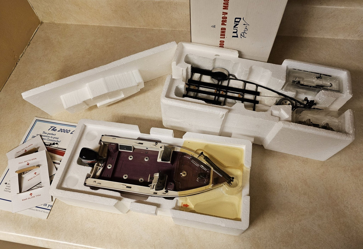 Danbury Mint - Danbury Mint 1:24 2000 Lund Pro-V Magnum Fishing Boat W/Trailer | Diecast Replica - Diecast Model - Steady Bunny Shop