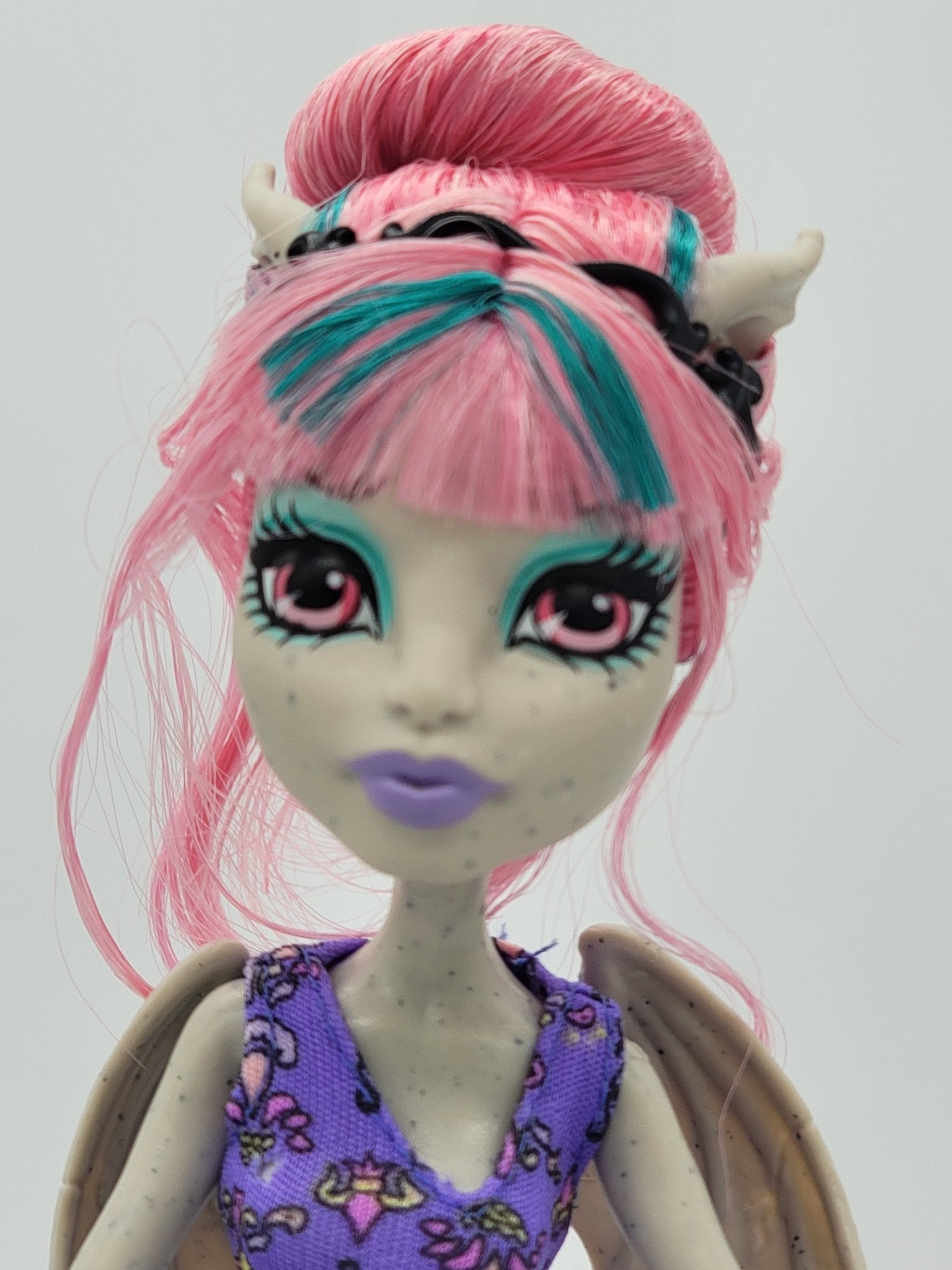 Mattel - Monster High Dance Class Rochelle Goyle 2013 WITH Pet gargoyle griffin named Roux - Action Figures - Steady Bunny Shop