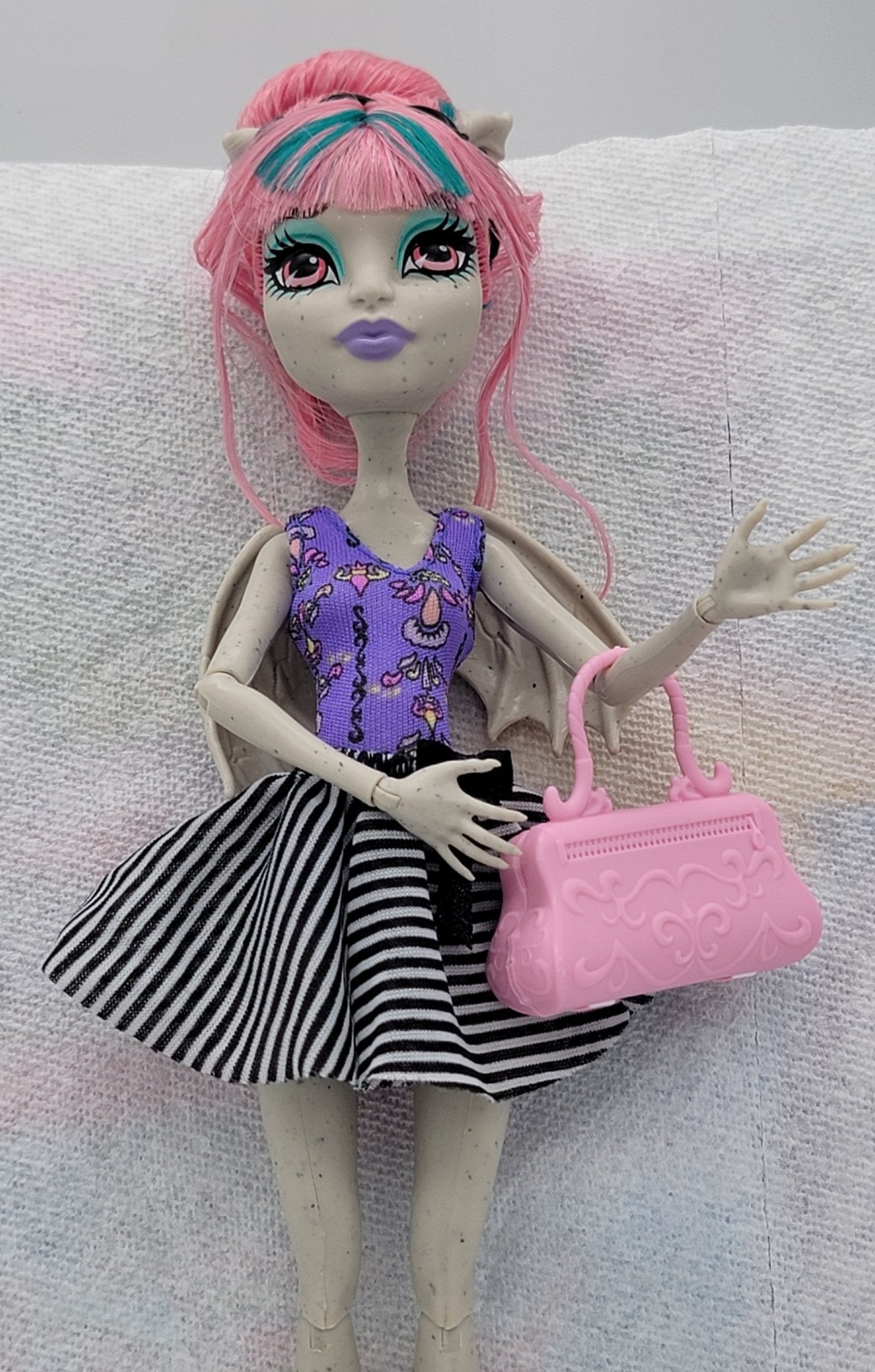 Mattel - Monster High Dance Class Rochelle Goyle 2013 WITH Pet gargoyle griffin named Roux - Action Figures - Steady Bunny Shop