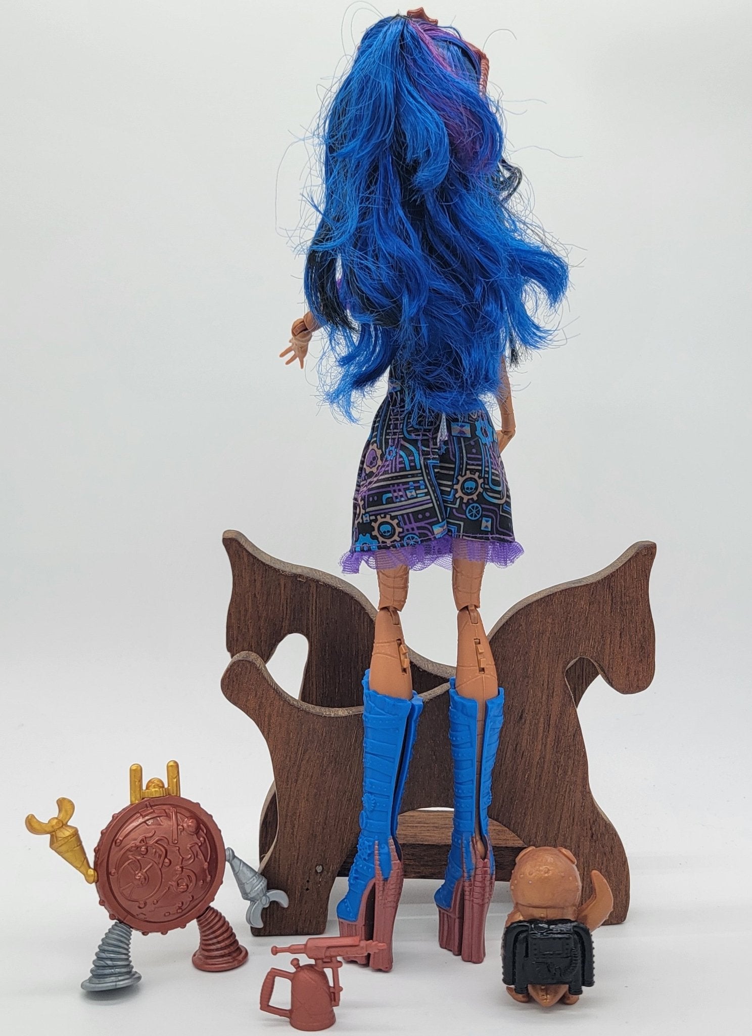 Mattel - Robecca Steam Monster High Doll with Pets - Captain Penny Penguin & Art Class Clock Bot 2013 - Action Figures - Steady Bunny Shop