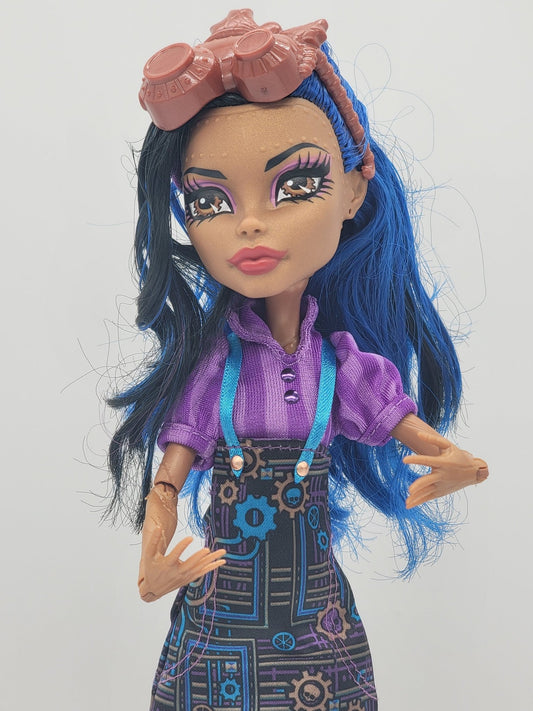 Mattel - Robecca Steam Monster High Doll with Pets - Captain Penny Penguin & Art Class Clock Bot 2013 - Action Figures - Steady Bunny Shop